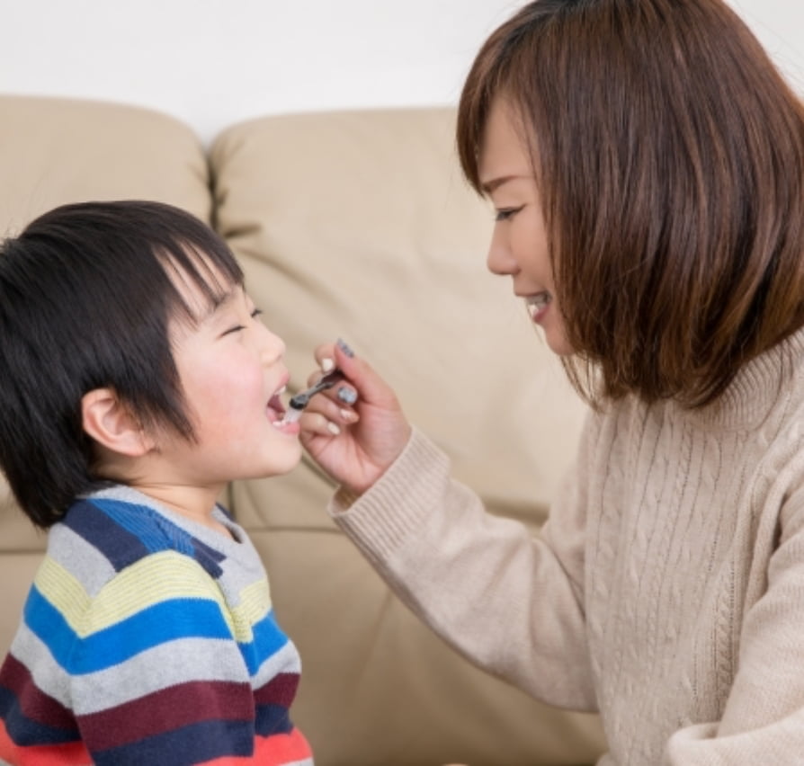 子供の歯を見る大人